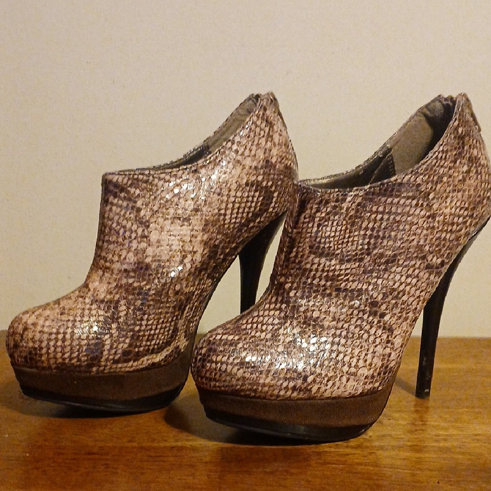 Speed Limit 98 Snakeskin Look Heels Size 7-B04